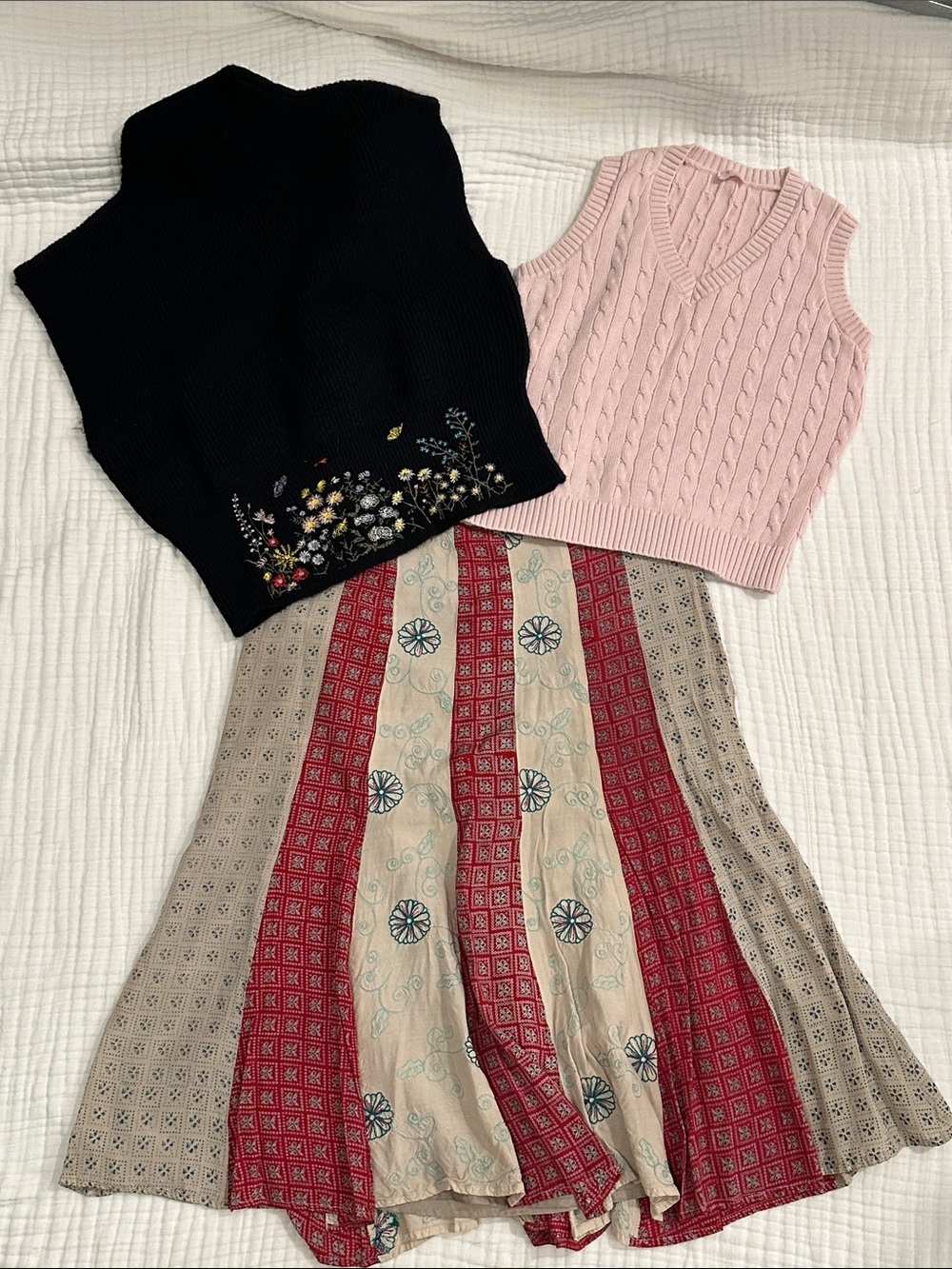 BUNDLE per una Pink Knit V-Neck & Black Embroider Knit Vest BONUS skirt
